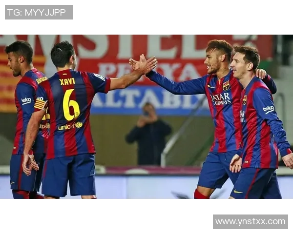 足球巨星合影珍贵瞬间 星光璀璨团结展现绿茵场友谊与荣耀