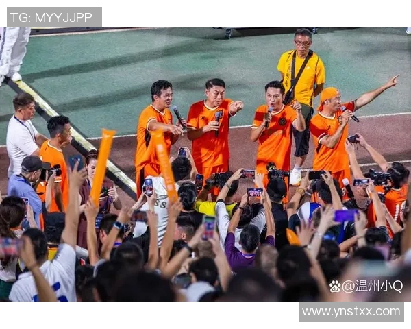 足球球星与队员深情亲吻庆祝胜利瞬间展现团队凝聚力与友谊精神 足球球星与队员深情亲吻庆祝胜利瞬间展现团队凝聚力与友谊精神